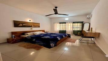 3 bedrooms, iron/ironing board, WiFi, bed sheets