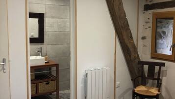 5 bedrooms, desk, WiFi, bed sheets