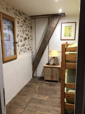 5 bedrooms, desk, WiFi, bed sheets