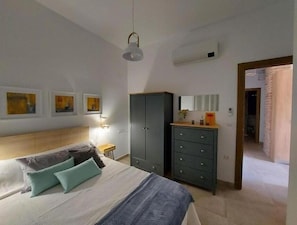 6 bedrooms, iron/ironing board, WiFi, bed sheets