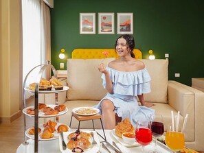 客房内保险箱、办公桌、笔记本电脑工作区、熨斗/熨板