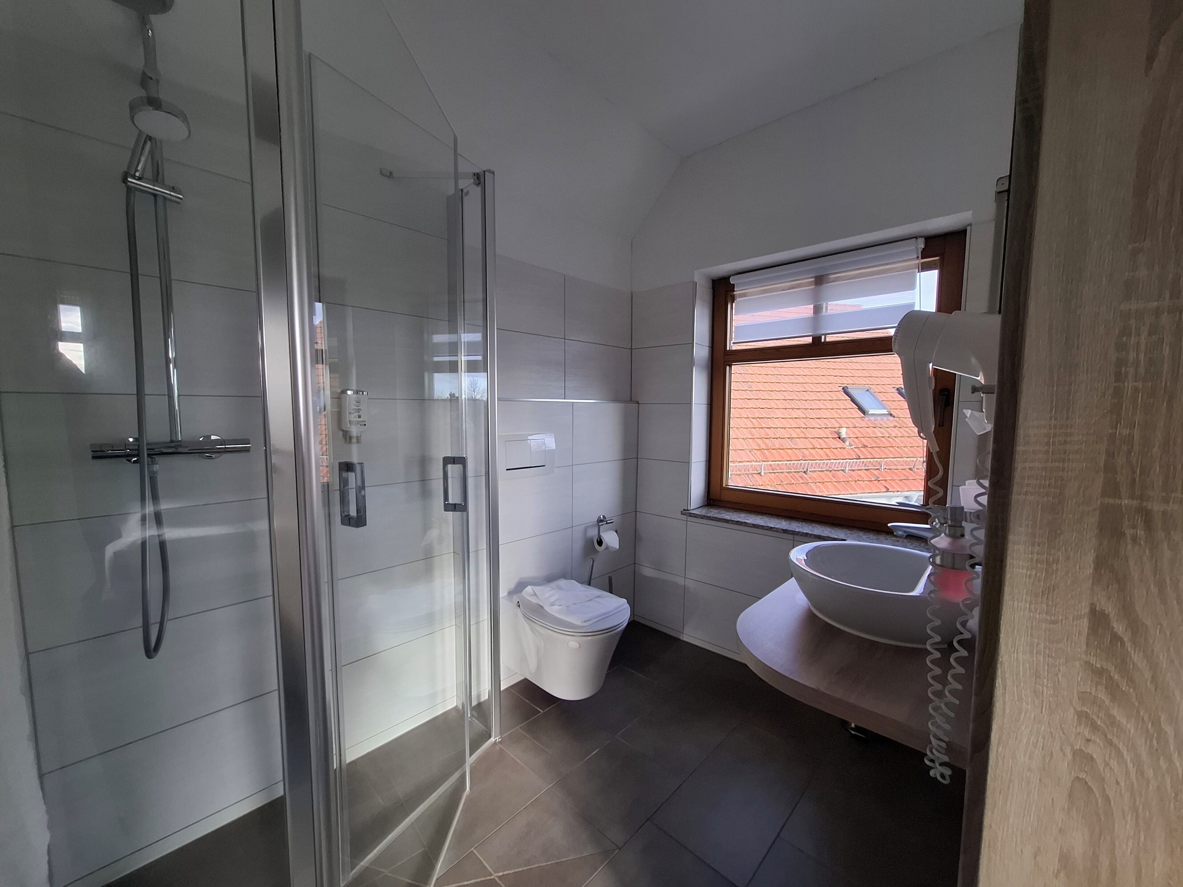 Yhden hengen comfort-huone | Kylpyhuone | Suihku, sadesuihkupää, hiustenkuivaaja, pyyhkeet