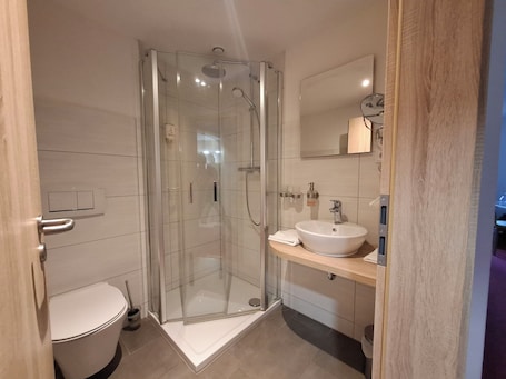 Basic Double Room | Bathroom. Hotel Bike & Hike