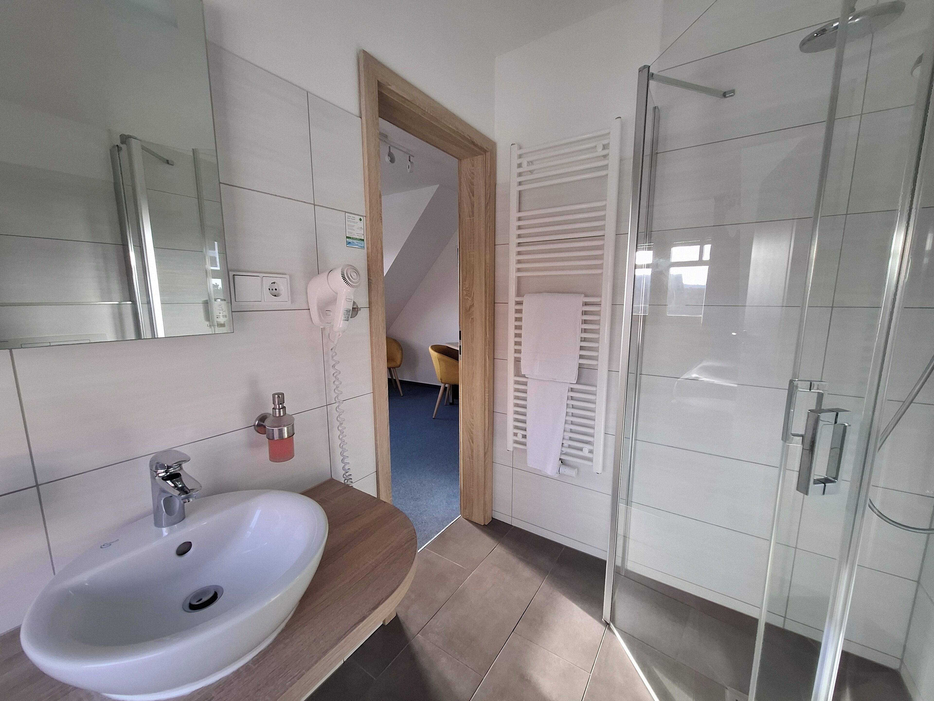 Comfort-Einzelzimmer | Badezimmer | Dusche, Regendusche, Haartrockner, Handtücher