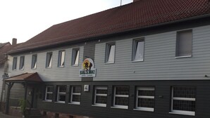 A building with a sign reading "Bike & Bike Hotel - Lounge". - Hotel Bike & Hike (Wildeck)