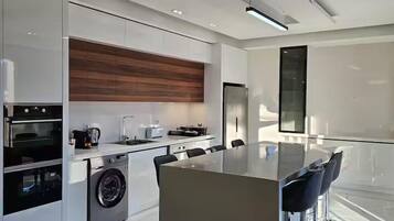 Family Apartment, City View | Living area