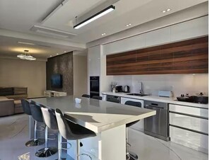 Apartament familiar, vistes a la ciutat | Cuina privada | Frigorífic gran, microones, forn i placa de cuina 