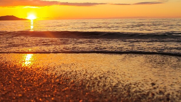 A sunset over a beach with waves and a cloudy sky. - Mini Villa near Pinarello beach (Zonza)