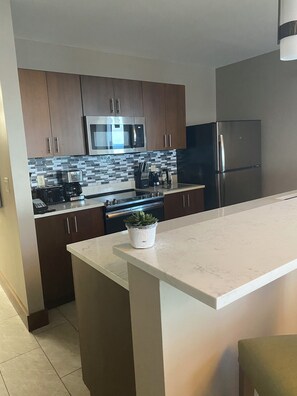 Mikrowelle, Ofen, Herdplatte, Geschirrspüler