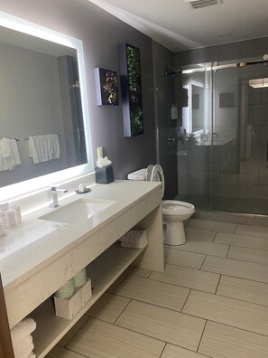 Shower, hair dryer, towels, soap - Feb 22,2025 Beach front  Deal,3-bedroom apartment in delightful Dawn Beach  (Dawn Beach)