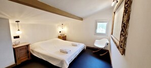 5 bedrooms, iron/ironing board, WiFi, bed sheets