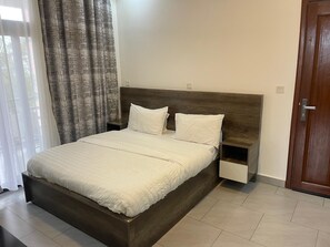Estudio, balcón, vista a la ciudad | Ropa de cama de alta calidad y minibar 