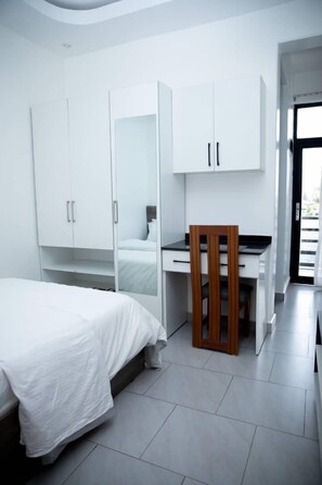 SÀngtillbehör av högsta kvalitet, minibar och arbetsyta för laptop