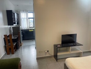 Studio, Balcony, City View | Living area