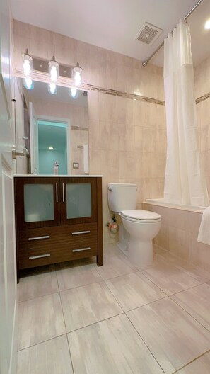 Haartrockner, Handtücher, Toilettenpapier