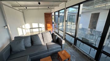 Villa, 2 slaapkamers, roken, balkon | Woonkamer