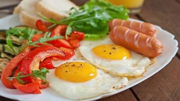 Refrigerador con freezer, microondas, horno, placa de cocina