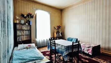 Espacio para trabajar con laptop y cortinas blackout