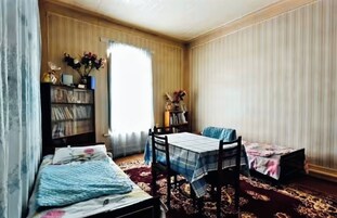 Espacio para trabajar con laptop y cortinas blackout 