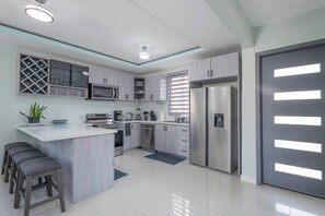 冰箱、微波炉、烤箱、炉灶