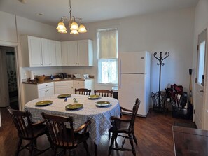 Dining - Charming 4-bedroom family friendly house in Monongahela. Make yourself at home! (Monongahela)
