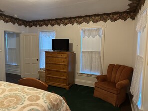 4 habitaciones, tabla de planchar con plancha, wifi y ropa de cama 