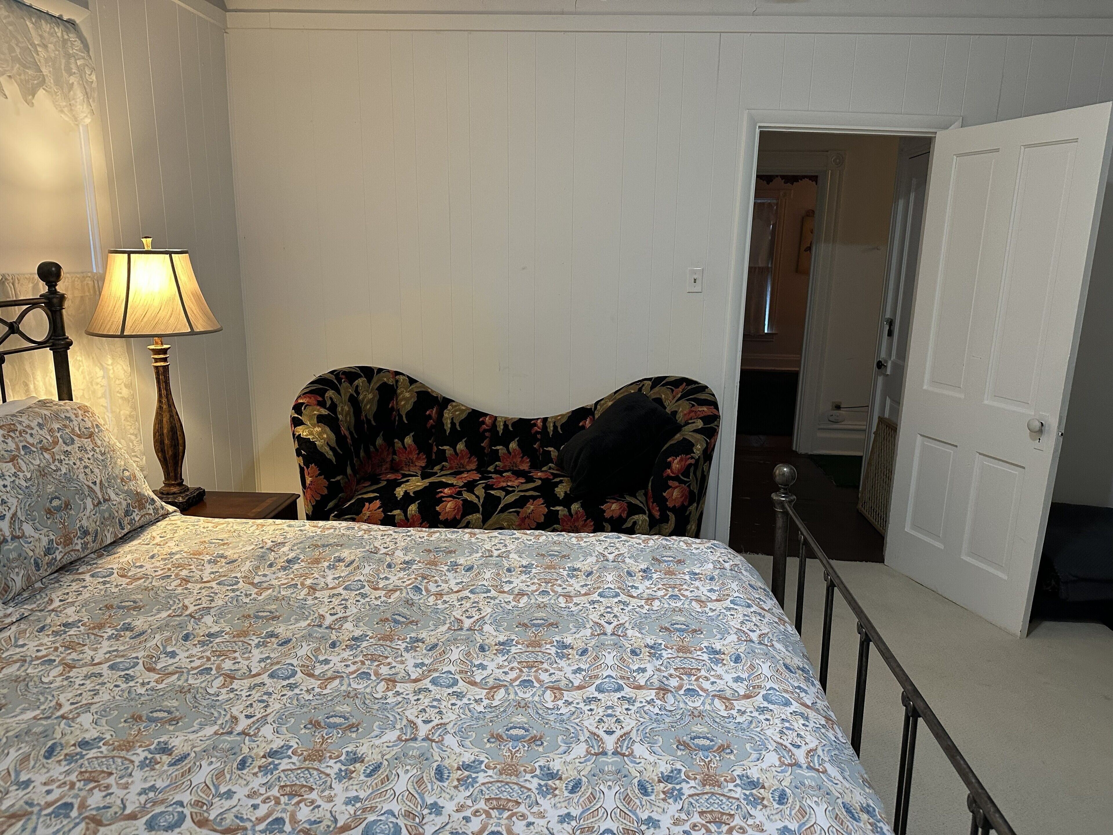 4 habitaciones, tabla de planchar con plancha, wifi y ropa de cama 