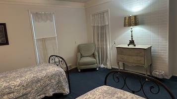 4 bedrooms, iron/ironing board, WiFi, bed sheets