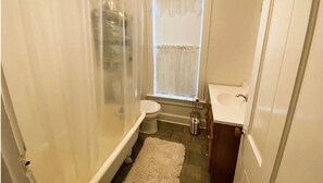 Secador de pelo, toallas, jabón, shampoo