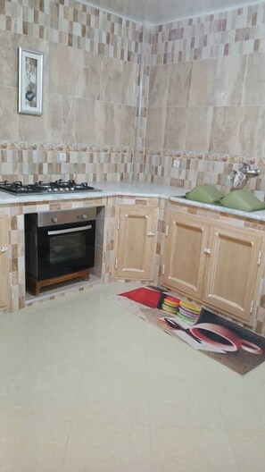 Fridge, microwave, oven, stovetop - COSY AND WARM VILLA LEVEL  (Biskra)