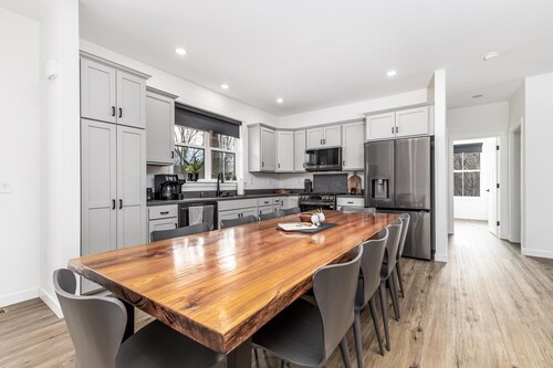 Premium New Construction: Golf Sim + Theater Room + Noon Check-in-out