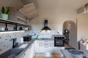 Frigorifero, microonde, forno, piano cottura