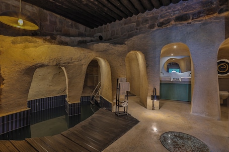 4 indoor pools, sun loungers. EKA CAVE MAISON