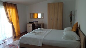 3 chambres, fer et planche à repasser, Wi-Fi, draps fournis