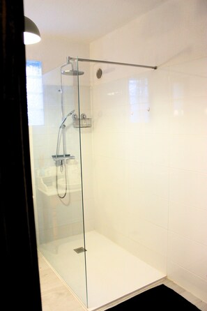 Bruser, hårtørrer, håndklæder, Sæbe