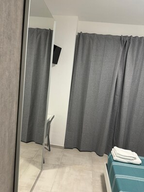 Classic Quadruple Room | Soundproofing, free WiFi - Guest House IN PIAZZETTA (Ateleta)