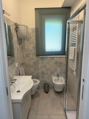 Quarto quádruplo clássico | Banheiro | Roupões de banho 