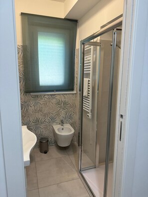 Classic-Vierbettzimmer | Badezimmer | Bademäntel