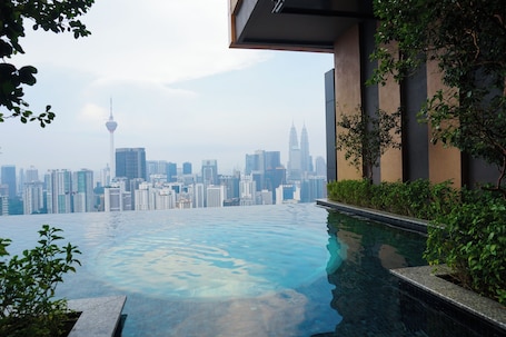 2 outdoor pools