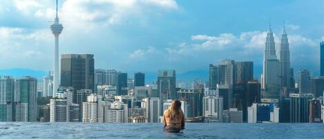 2 albercas al aire libre