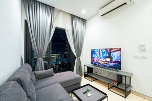 One Bedroom Apartment with Balcony | Coin séjour