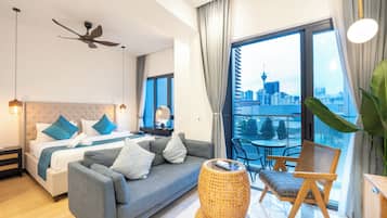 Deluxe King Studio with balcony | Área de sala de estar | Smart TV de 43 pulgadas con canales digitales y Netflix