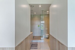 Sèche-cheveux, serviettes fournies, savon, papier toilette