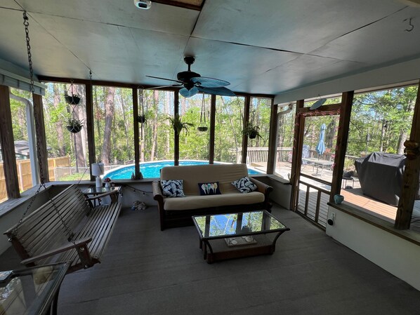 Smart-TV, Kamin, Videospiele, DVD-Player