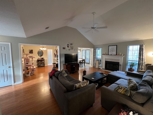 Coffee on the Lanai - Master's 2bd/2br Bungalow Home