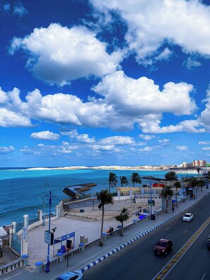 På stranden, hvidt sand