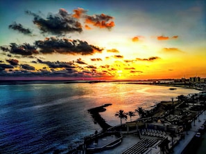 På stranden og hvit sand