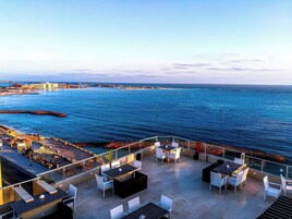 En la playa, arena blanca