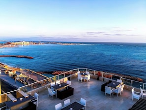 På stranden og hvit sand