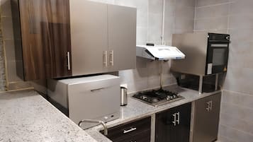 Apartamento, balcón, vistas a la playa | Cocina privada
